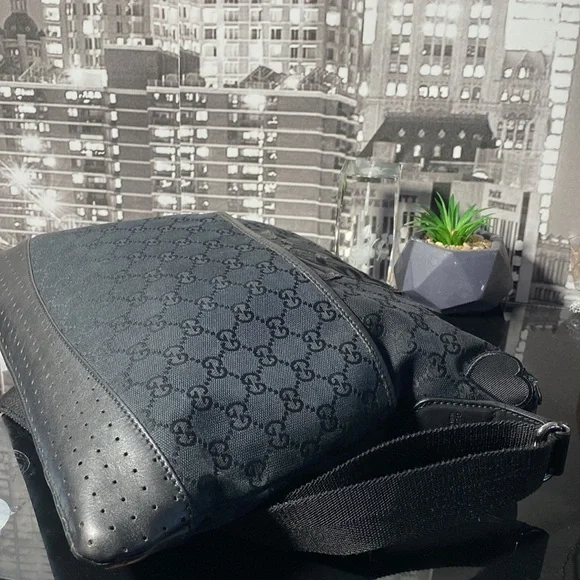 Gucci Black Patch GG Messenger Crossbody Bag - Picture 15 of 16